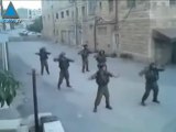 Soldados israelíes bailan en Hebrón