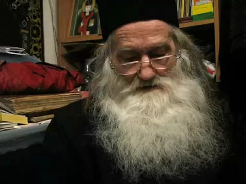 Parintele Iustin Parvu si obstile de monahi si monahii de la Manastirea Petru Voda, cantand colinde la Nasterea Domnului 2008