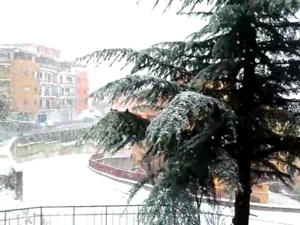 Neve Castel Madama