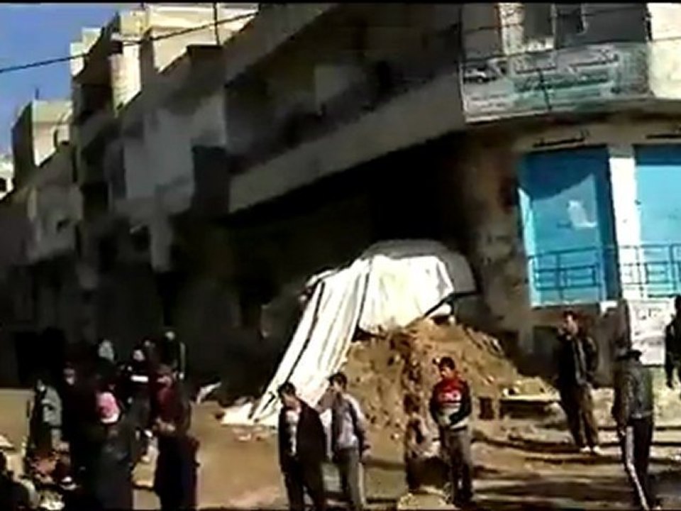 فري برس   حمص الرستن اثار الدمار وتطهير حاجز أمني بتعليق جيد2 2 2012