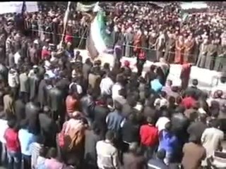 فري برس   النقيب المنشق البطل مصطفى علي عبد الرزاق ابن الاتارب بريف حلب يخطب في جمع المتظاهرين بخان شيخون في جمعة عذراً حماه سامحينا 3 2 2012