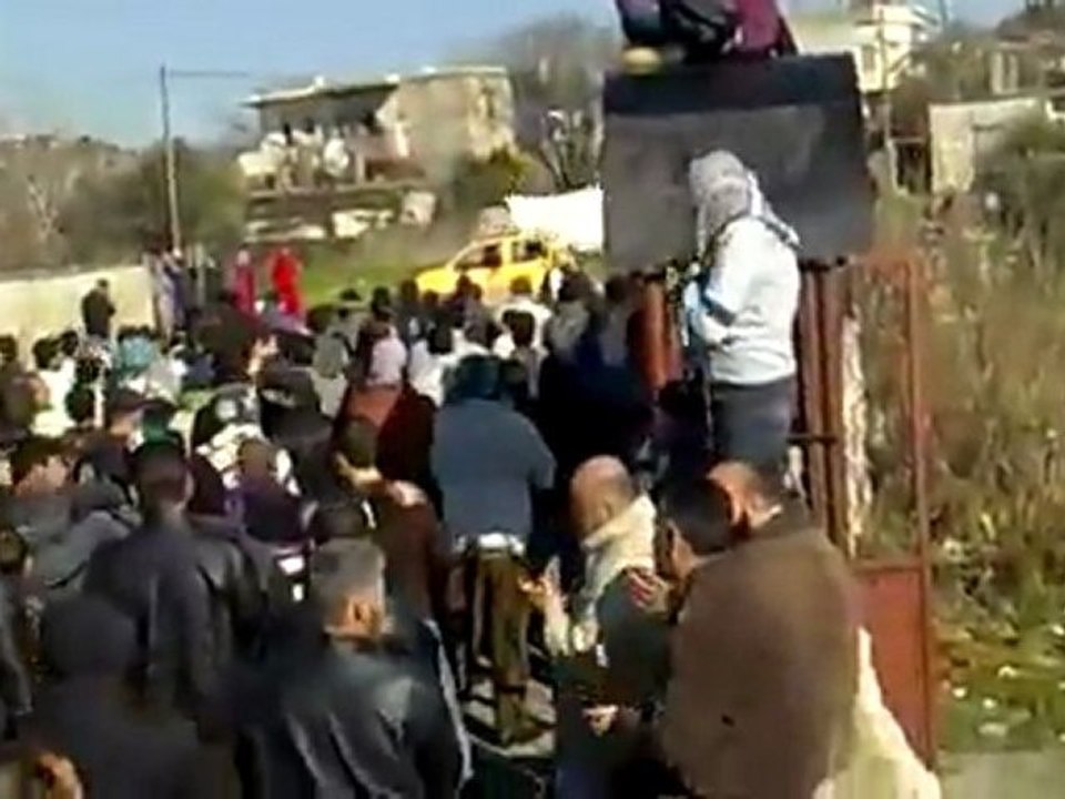 فري برس   اللاذقية الحفة بابنا والجنكيل جمعة عذرا حماة سامحينا 03 02 2012 ج1