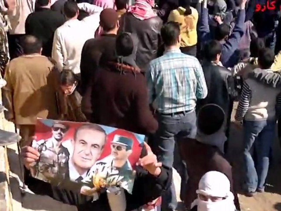 فري برس   مظاهرة حماه حي كازو جمعة عذرا حماه سامحينا  3 02 2012 ج1