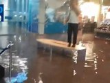 Fuertes lluvias inundan un centro comercial de Israel