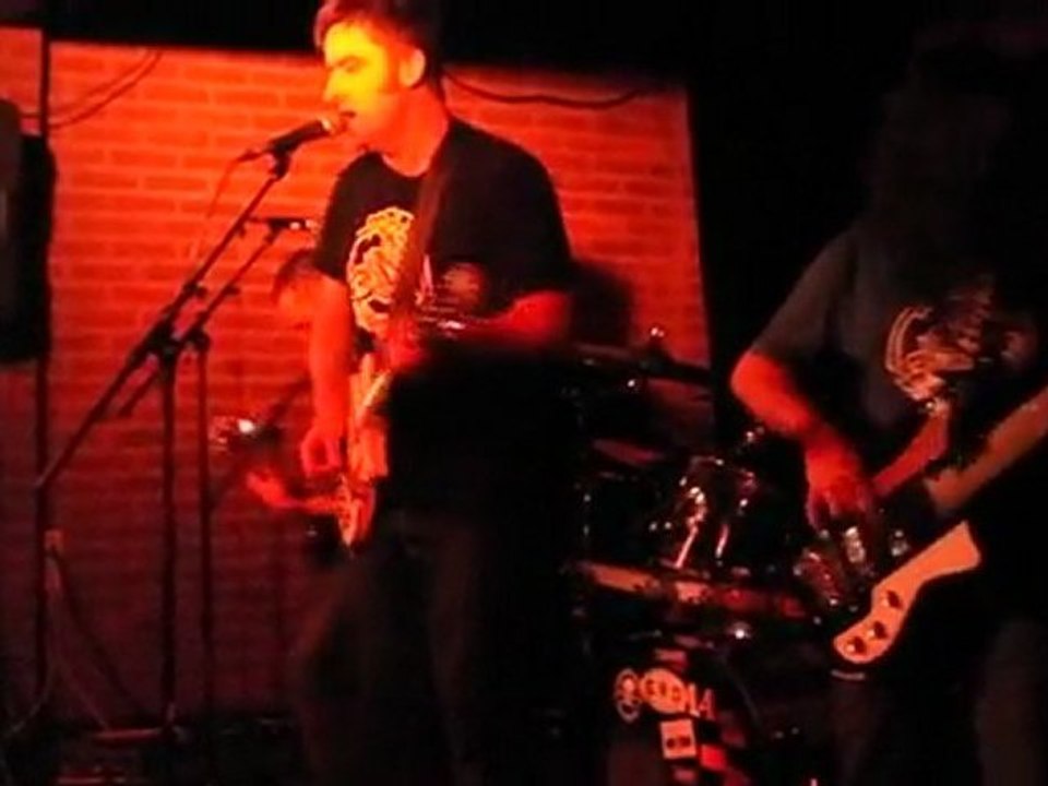 kill your idole et  Punk bâtard ( nono futur - live au bateau ivre  03-02-2012 concert de soutien au local 66 ) 3