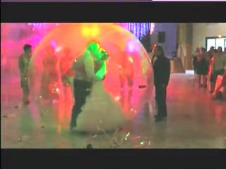 DANS UNE BULLE GEANTE . ENTREE DES MARIES.01