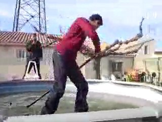 le JUJU fait du hockey SUR LA GLACE DE LA PISCINE