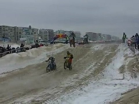 Départ de l'enduropale du Touquet 2012, les premiers pilotes sur la piste.