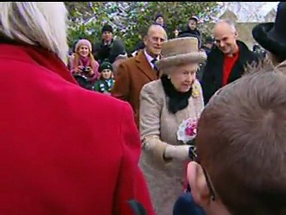 Queen struggles to break free from fan in Sandringham