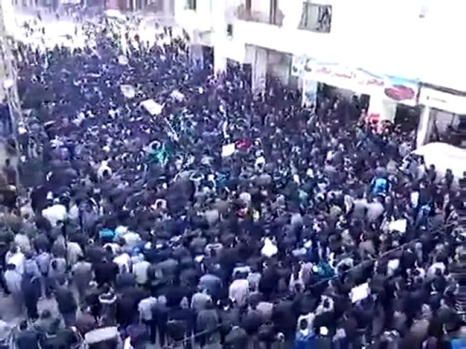 فري برس   ريف دمشق دخول المشيعين إلى ساحة الحرية في داريا 4 2 2012