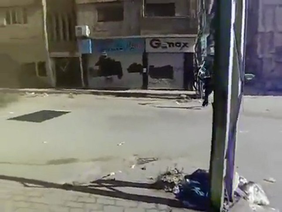 فري برس   ريف دمشق داريا شجاعة أحد شباب داريا بمواجهة رصاص الأمن 4 2 2012