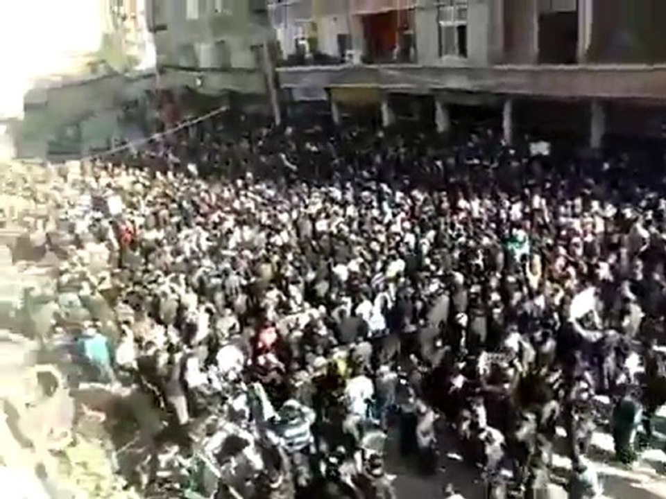 فري برس   ريف دمشق داريا الآلاف في تشييع شهداء داريا 4 2 2012 ج3