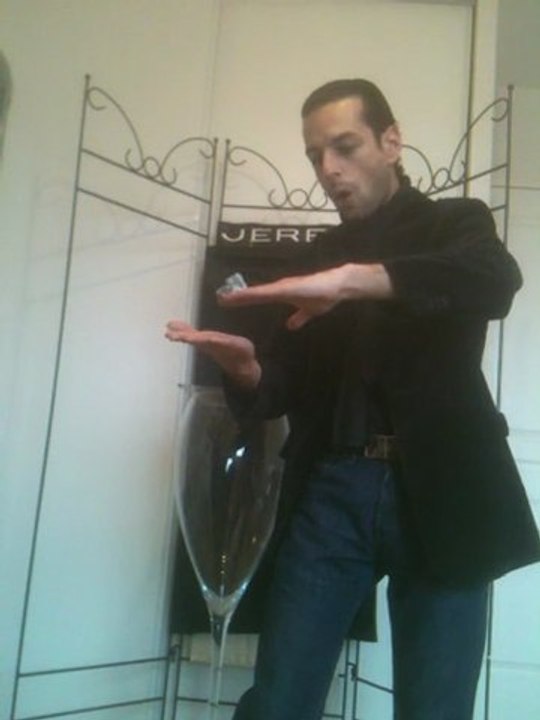 LEVITATION D'UN BILLET DE 5 EUROS BY JEREMILLUSION