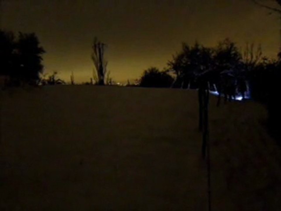 En chemin pour une ballade nocturne sous la neige.