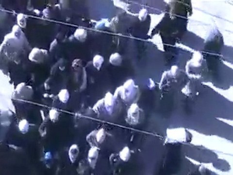 فري برس معضمية الشام منع الرجال من تشييع فقامت الحرائر بتشيع الشهيد ة الطفلة جلنار نقشبندي 04 02 2012