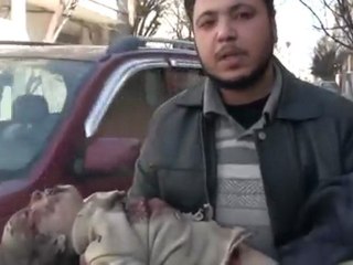 فري برس   حمص باباعمرو خالد أب صلاح يحمل طفلة استشهدت إثر القصف  5 2 2012