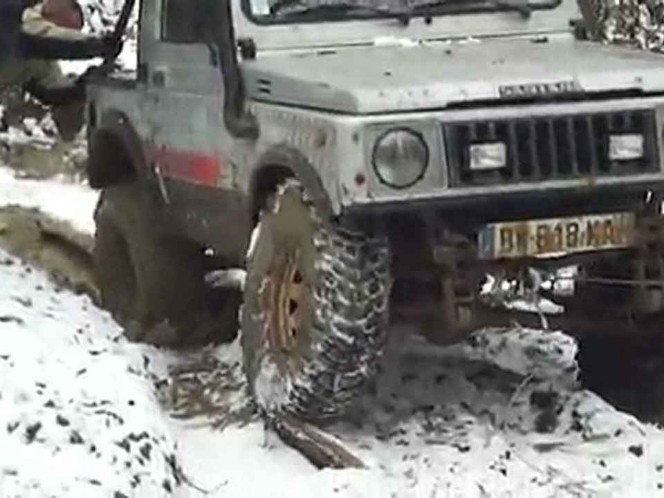 Sauvetage avec 2 quads et 2 treuils de mon Santana Samurai prit par la glace dans un bourbier
