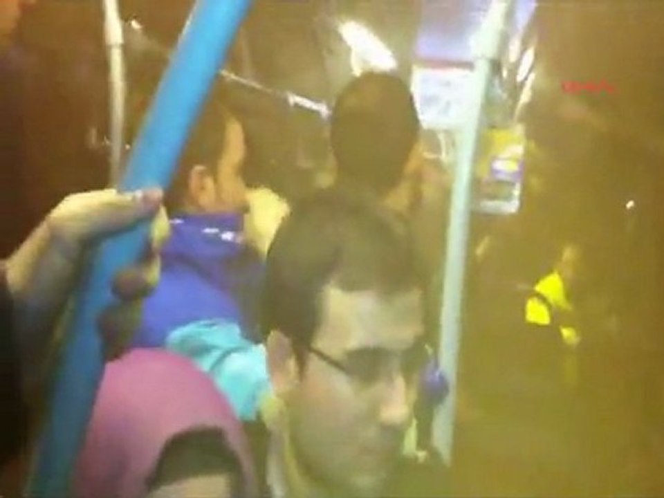 Fenerbahçelileri Taşıyan Metrobüse Sis Bombalı Saldırı