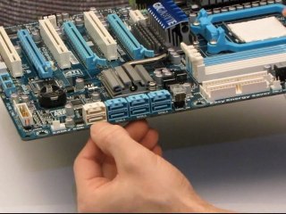 Gigabyte 790FXTA-UD5 Premium AM3 Crossfire DDR3 Motherboard Unboxing & First Look Linus Tech Tips
