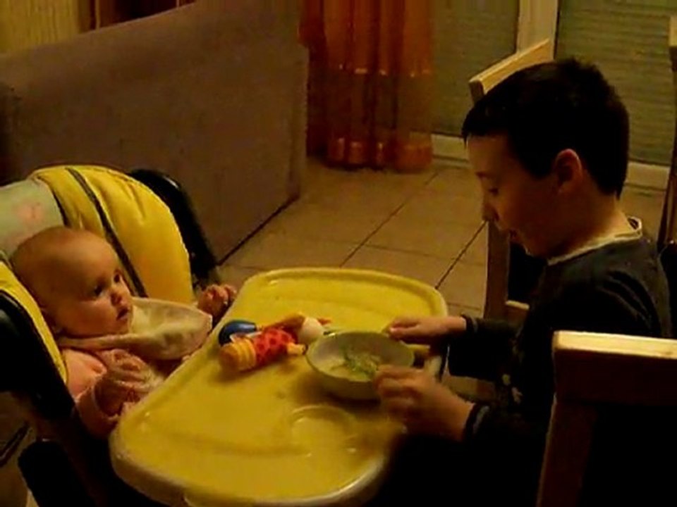 4 fev 2012 mon frere me donne a manger