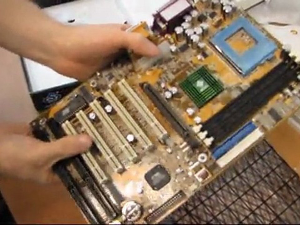 RETRO UNBOXING SOYO S370 Pentium III Motherboard Unboxing & First Look Linus Tech Tips