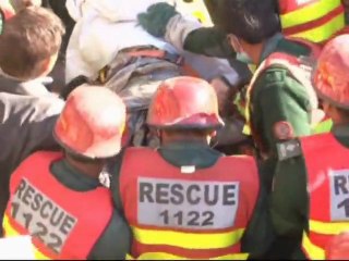 Cuatro muertos y unos 50 atrapados por el derrumbe de un edificio en Pakistán