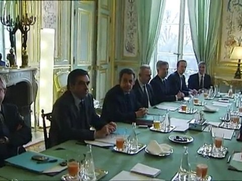 Merkel in Paris in bid to rescue Sarkozy vote hopes