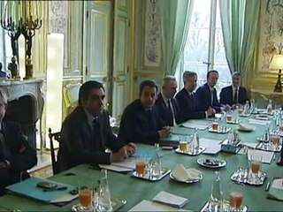 Merkel in Paris in bid to rescue Sarkozy vote hopes