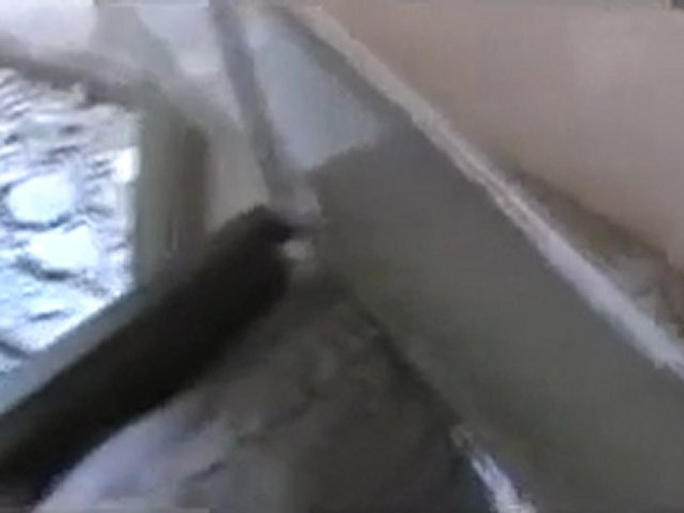 فري برس   حمص باباعمرو آثار القصف على أحد المنازل وشاهد عيان يتحدث