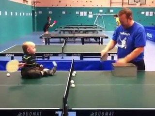 Buzz : le premier bébé qui joue au ping pong