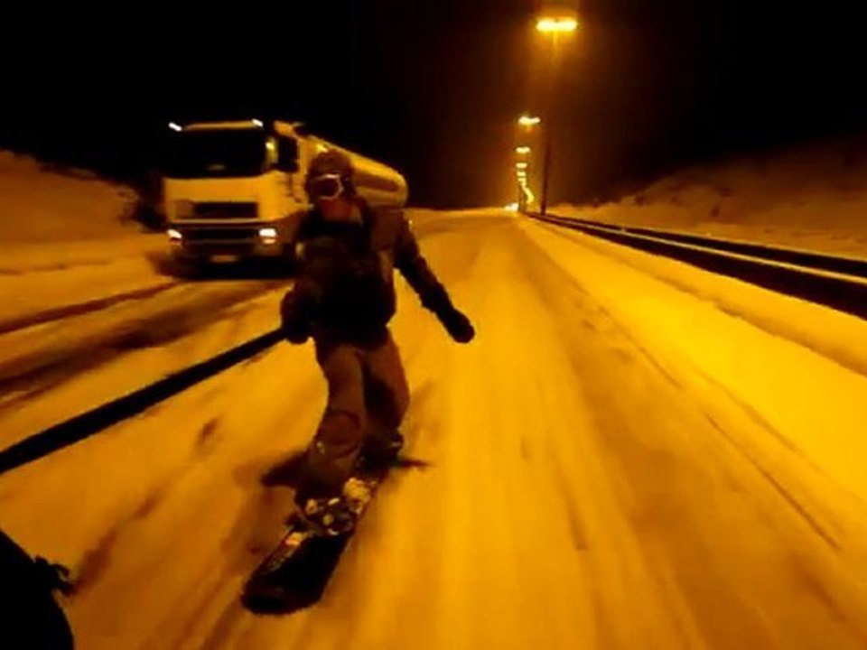 Il surfe sur l'autoroute enneigée - Surfing on the snowy motorway