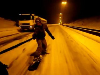 Il surfe sur l'autoroute enneigée - Surfing on the snowy motorway