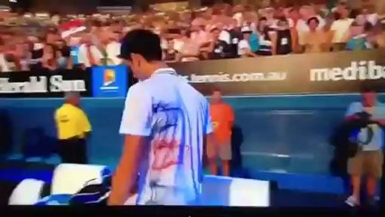 Γυναίκα "κλέβει" την μπλούζα του Τζόκοβιτς