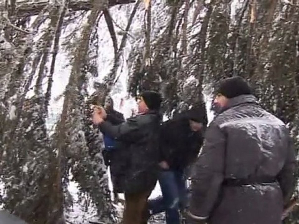 Army evacuates people trapped by snow