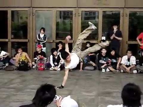 Un danseur de breakdance se casse le bras