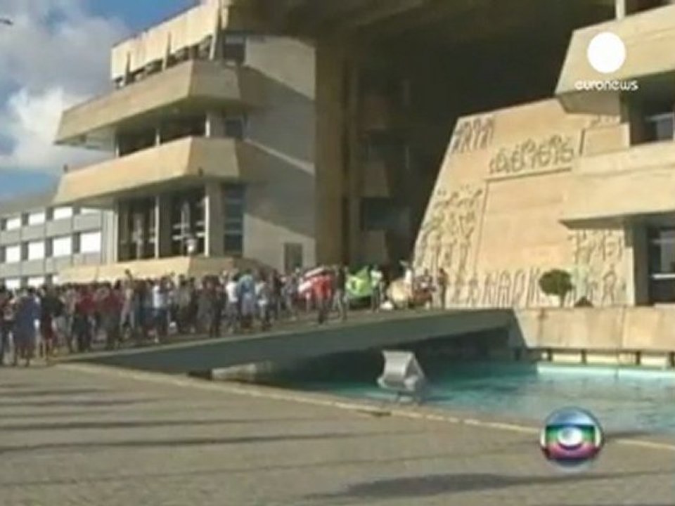 Brazil: Troops deployed as police strike sparks crimewave