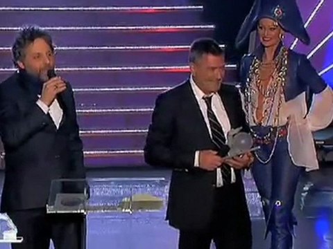 Le bras d'honneur de Stéphane Guillon à Claude Guéant a-t-il été censuré par France 3 ?