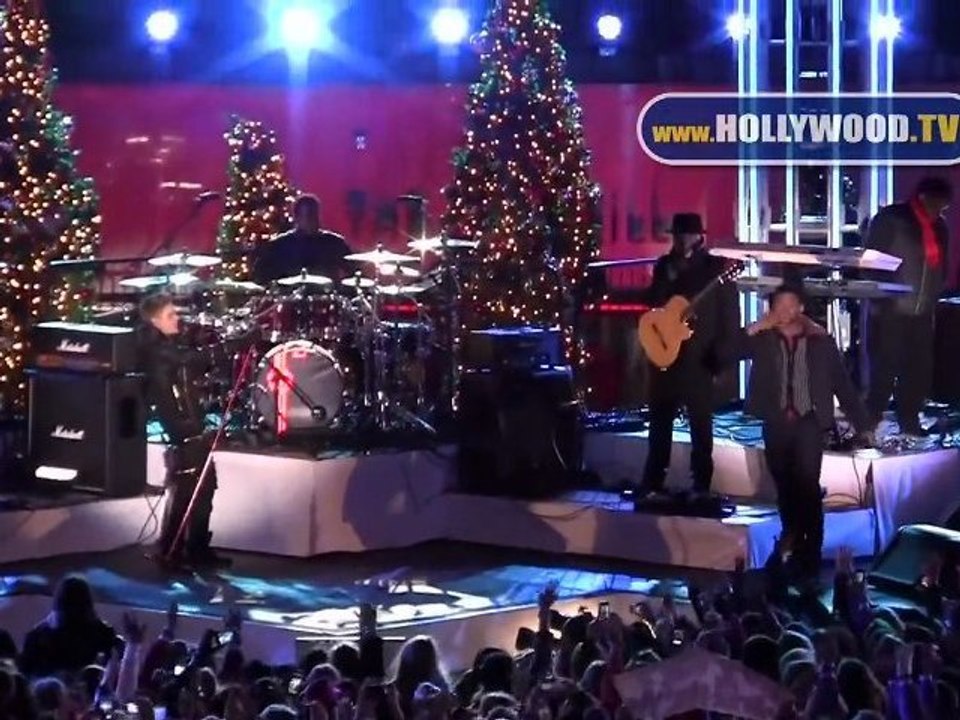 Justin Bieber, Usher, Busta Rhymes, Tony Bennett canta en el Rockefeller Center