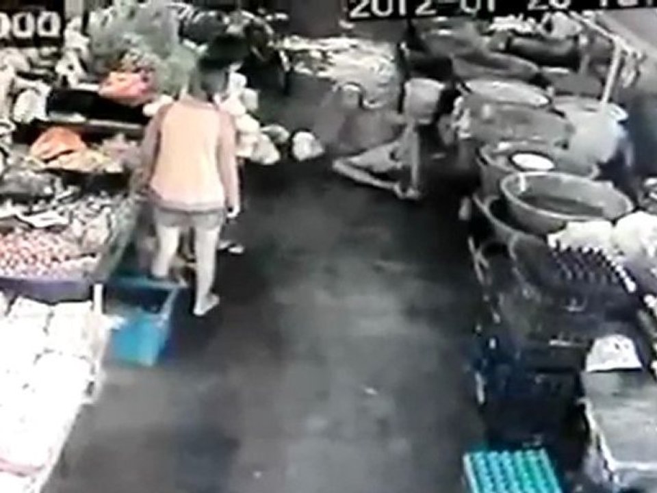 Τι το ήθελε να την χουφτώσει