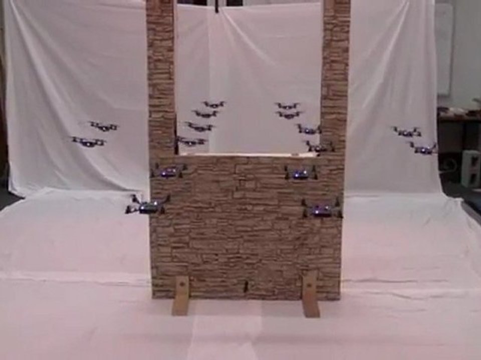 Un essaim de quadricoptères en formation