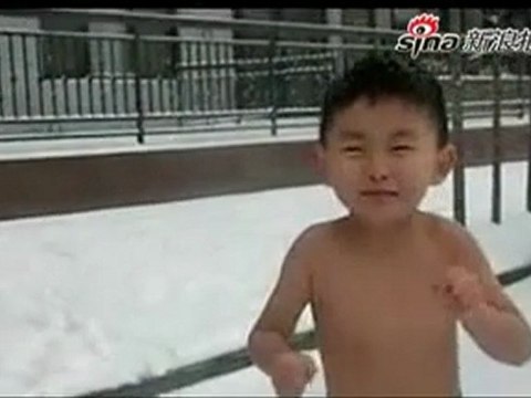 Il force son fils à courir en slip dans la neige