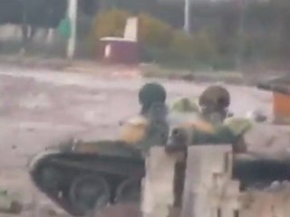 فري برس   حمص باباعمرو تمركز دبابات من جهة الملعب 7 2 2012