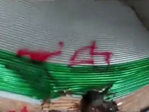 فري برس حماة كفرزيتا تخريب احد المحال التجارية فقط لوجود علم الاستقلال عليه 7 2 2012