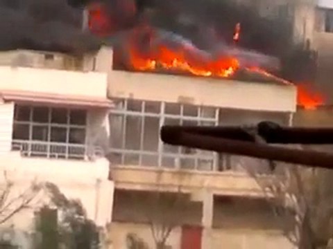 فري برس باباعمرو لحظة إحتراق أحد المنازل بشكل كامل نتيجة القصف