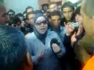 فري برس   إدلب ـ حيش ـ طالبة مع لجنة المراقبين 15 1 2012