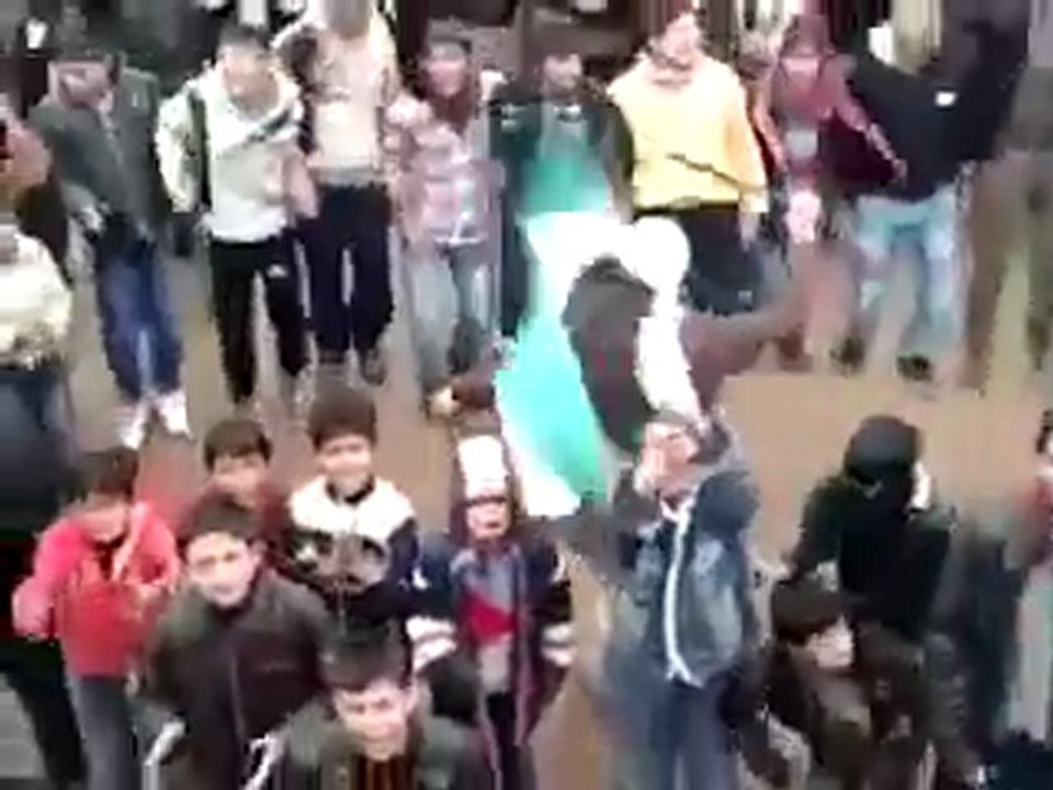 فري برس   ادلب ـ بلدة حيلا في سهل الروج ـ مظاهرة رائعة  رغم الامطار الغزيرة نصرة لاهالي حمص المنكوبة  7 ـ 2 ـ 2012