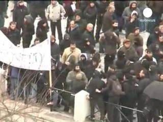 Greece govt stuck between protesters and troika