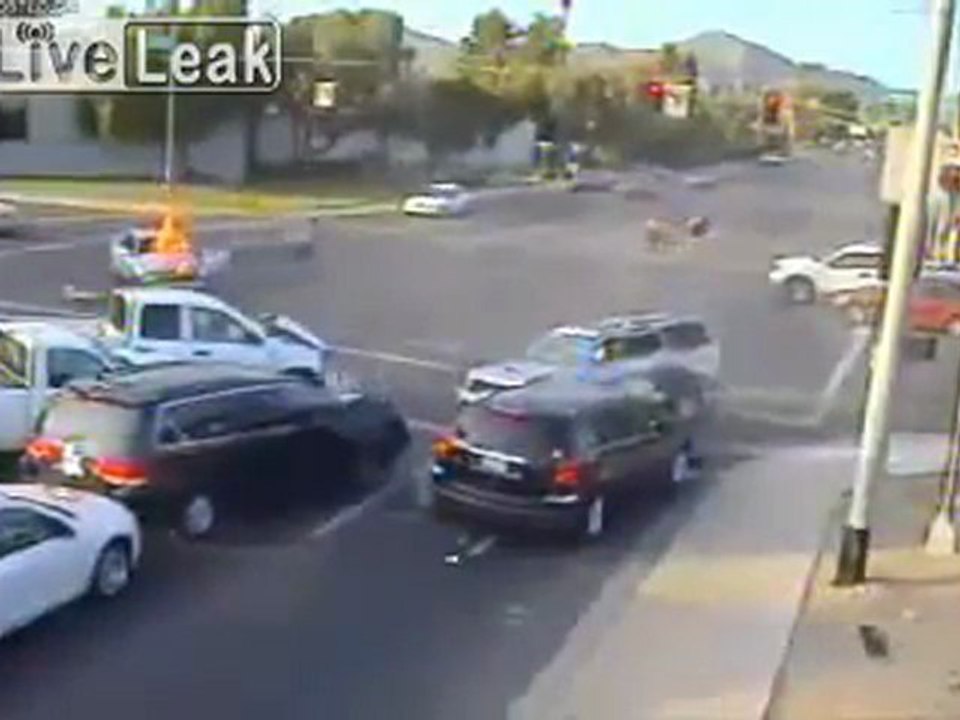 incroyable-accident-a-un-carrefour