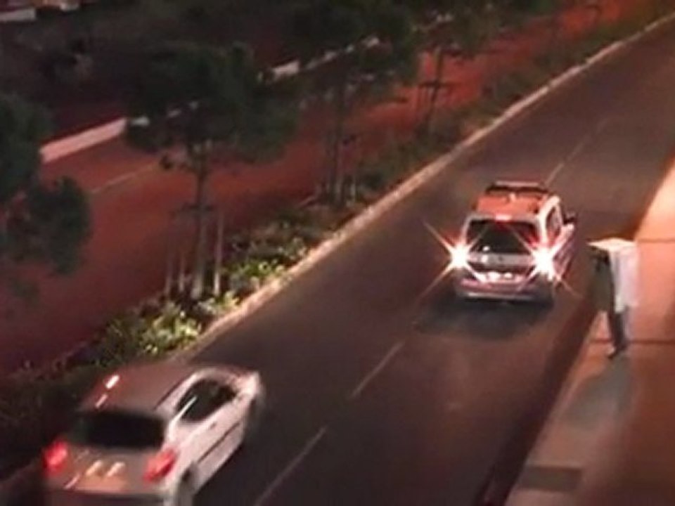 Mensch als Blitzer verkleidet