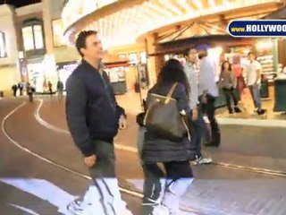 Christopher North hace algunas compras para las fiestas